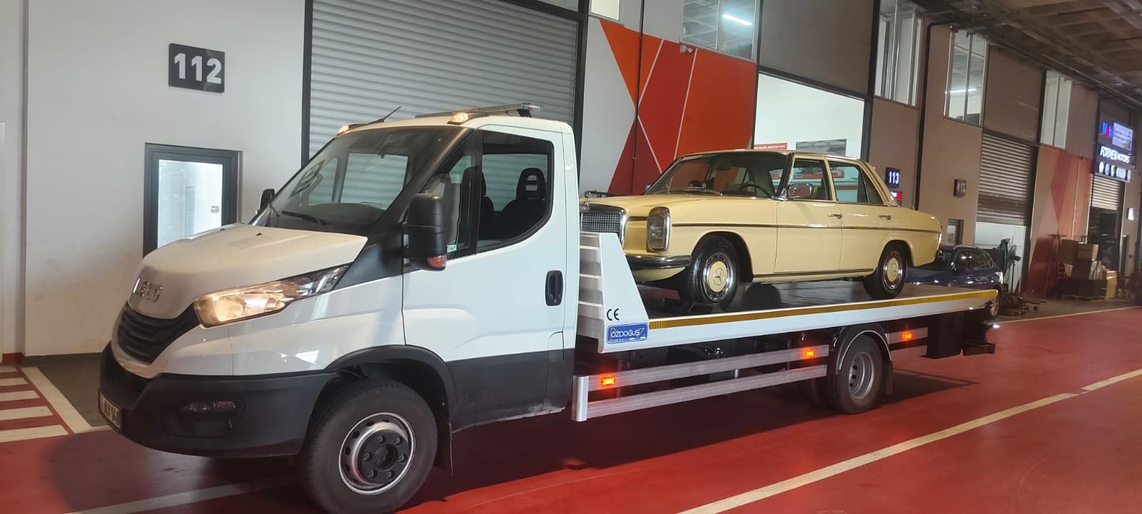 Beylikdüzü çekici - Klasik otomobilin kapalı alanda çekici ile taşınması